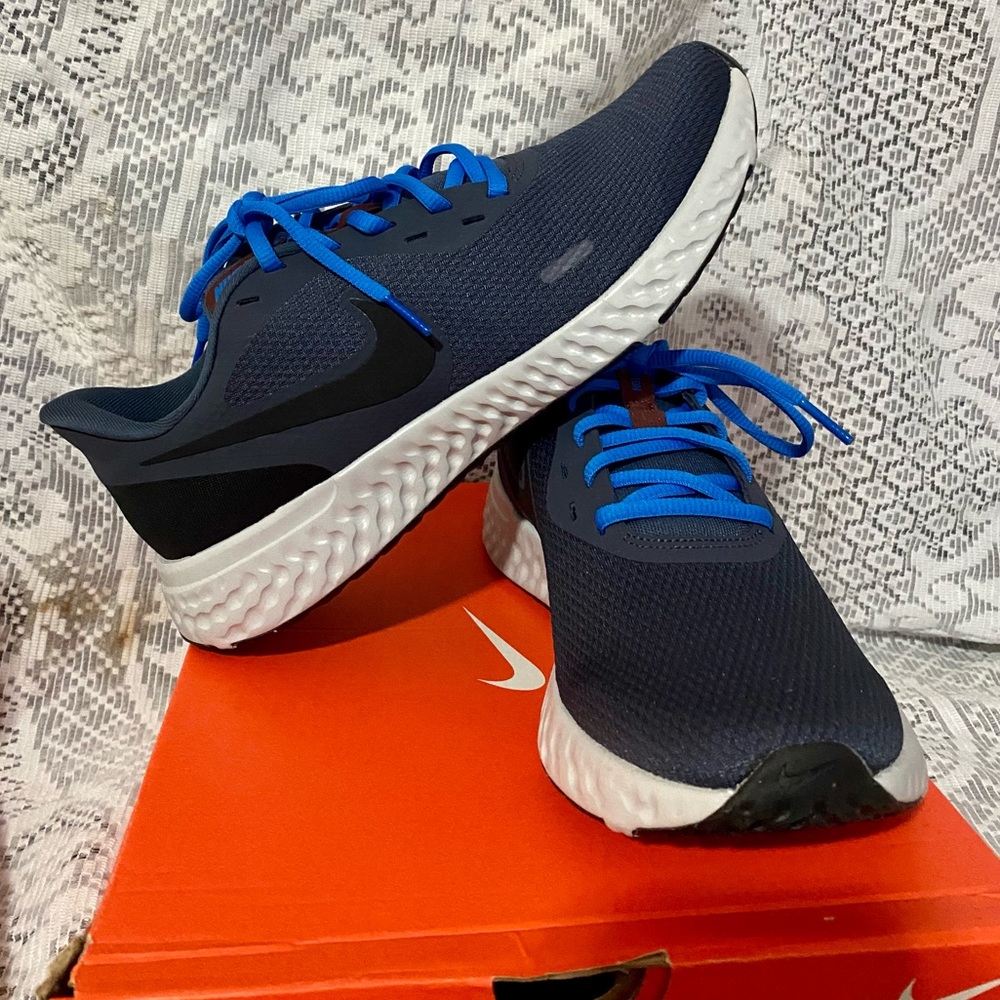 NWT Men’s Nike Revolution 5